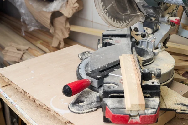 Herramientas de carpintería sobre mesa de madera con serrín. Sierra circular. — Foto de Stock