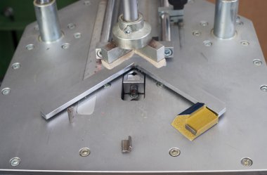 Frameshop çerçevesinde çalışan usta.