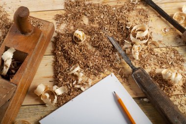 Beyaz sayfa üzerinde talaş ile marangoz aletleri için ahşap masa.