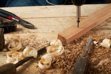 Araçlar ahşap masa arka plan üzerinde bir marangoz. Üstten Görünüm. Kopya alanı