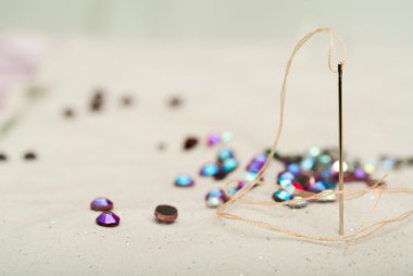 Workroom terzi iş parçacığında bir iğneyle detay