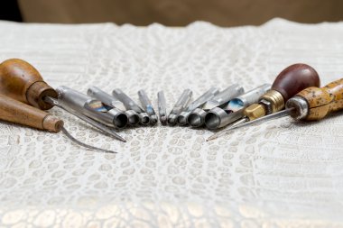 Deri el sanatları araçlar arka plan üzerinde. Usta çalışma masası.