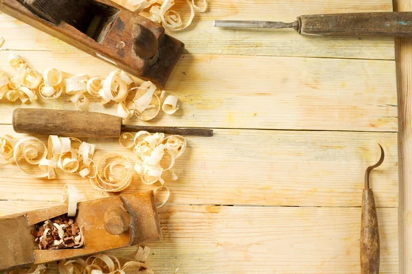 Herramientas de carpintería sobre fondo de mesa de madera con serrín. Copiar espacio — Foto de Stock