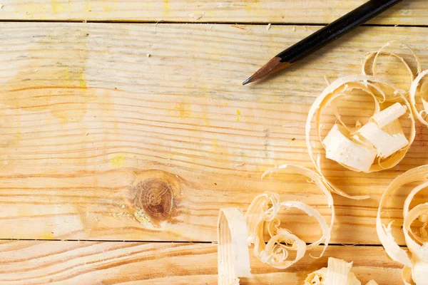 Strumenti falegname su sfondo tavolo in legno con segatura. Copia spazio — Foto Stock
