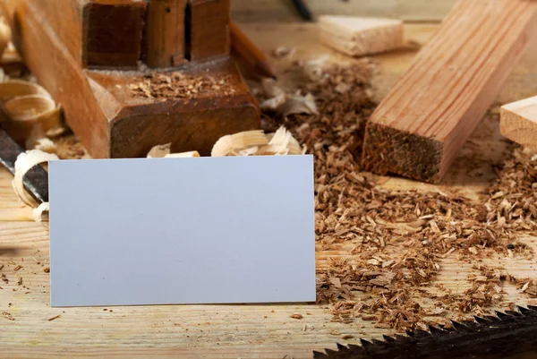 Wizytówki na drewniany stół dla narzędzia stolarz z trocin. — Zdjęcie stockowe