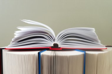 Açık kitap, ciltli kitap yığını. Okula dönüş. Kopya alanı