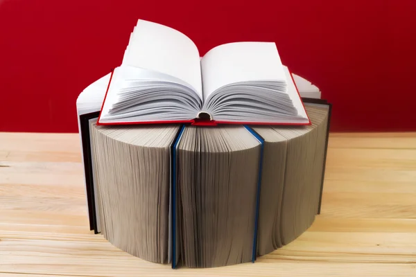 Libro aperto, pila di libri rigidi su tavolo di legno. Torniamo a scuola. Copia spazio — Foto Stock