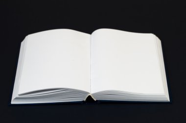 Açık kitap, masada ciltli kitap yığını. Okula dönüş. Uzay kopyalayın. Üstten Görünüm