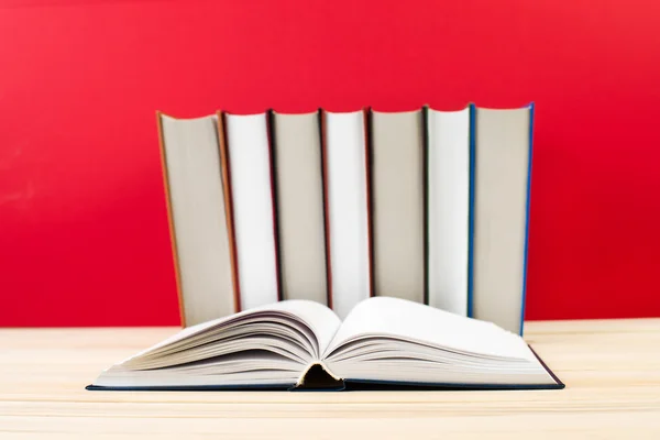 Livre ouvert, pile de livres sur table en bois. Je retourne à l'école. Espace de copie — Photo