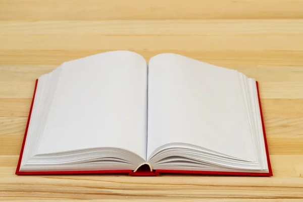 Aufgeschlagenes Buch, Stapel gebundene Bücher auf Holztisch. zurück zur Schule. Kopierraum. Ansicht von oben — Stockfoto