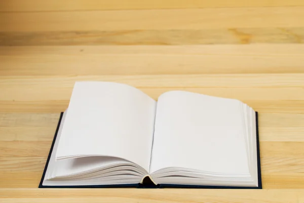 Libro aperto, pila di libro rigido su tavolo di legno. Torniamo a scuola. Ricevuto. Vista dall'alto — Foto Stock