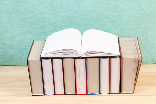 Livre ouvert, pile de livres sur table en bois. Je retourne à l'école. Espace de copie — Photo