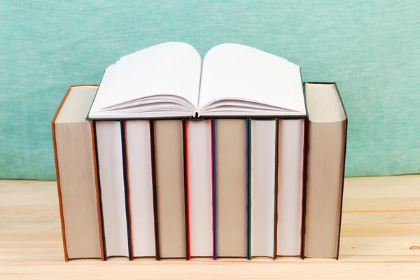 Livro aberto, pilha de livros sobre mesa de madeira. De volta à escola. Espaço de cópia — Fotografia de Stock