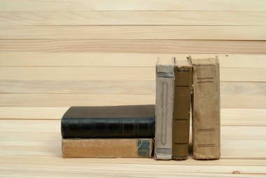 Yığın kitap. Ahşap masa ciltli kitap. Bilgi önemlidir. Kopya alanı