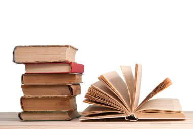 Açık kitap, ahşap masa üzerinde izole ciltli kitap yığını. Okula dönüş. Kopya alanı