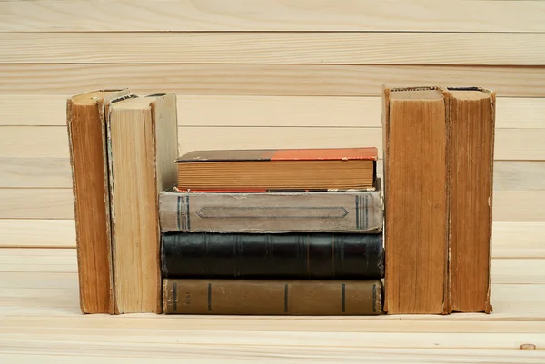 Stapel gebundene Bücher auf einem Holztisch. zurück zur Schule. Kopierraum — Stockfoto