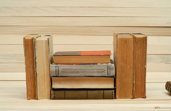 Stack av inbundna böcker på träbord. Tillbaka till skolan. Kopiera utrymme — Stockfoto