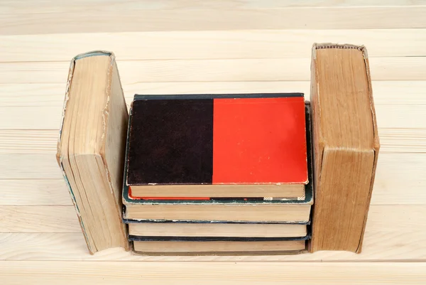 Pila di libri rigidi su tavolo di legno. Torniamo a scuola. Ricevuto. Vista dall'alto — Foto Stock