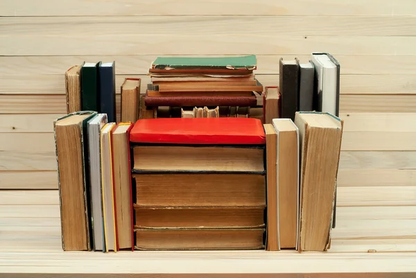 Pilha de livros de capa dura na mesa de madeira. De volta à escola. Espaço de cópia — Fotografia de Stock