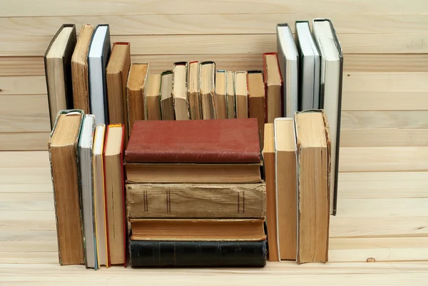 Stapel gebundene Bücher auf einem Holztisch. zurück zur Schule. Kopierraum. Ansicht von oben — Stockfoto