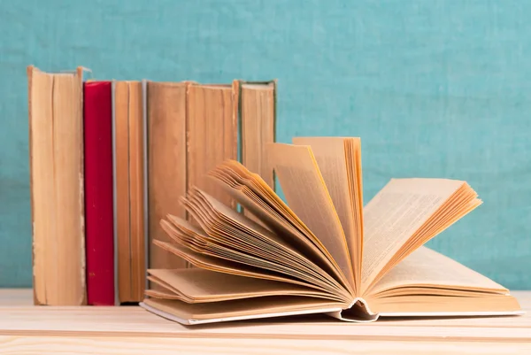 Öppen bok, stack av inbundna böcker på träbord. Tillbaka till skolan. Kopiera utrymme — Stockfoto