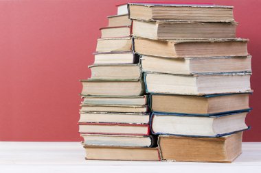 Ahşap masa üzerinde ciltli kitap yığını. Okula dönüş. Kopya alanı