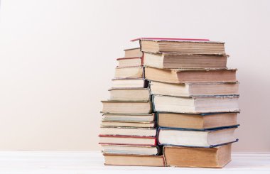 Ahşap masa üzerinde ciltli kitap yığını. Okula dönüş. Kopya alanı