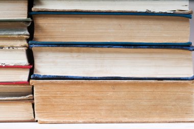 Ciltli kitapların yığınına yakın çekim. Okula dönüş. Kopya alanı