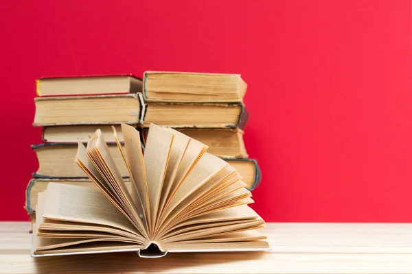 Otwartej książki, stos książek książka w twardej oprawie na drewnianym stole. Powrót do szkoły. Miejsce — Zdjęcie stockowe