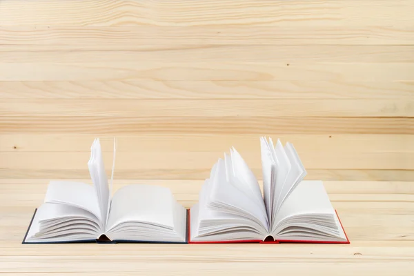 Nyitott keménykötésű könyv, a fából készült asztal. Vissza az iskolába. Másolja a hely — Stock Fotó