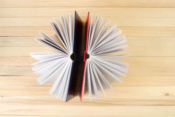 Libri rigidi aperti su tavolo di legno. Torniamo a scuola. Copia spazio — Foto Stock