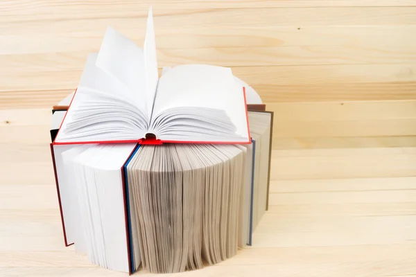 Libro aperto, pila di libri rigidi su tavolo di legno. Torniamo a scuola. Copia spazio — Foto Stock