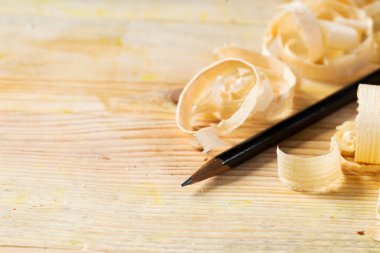 Ahşap masa arka plan talaş ile araçlarda bir marangoz. Kopya alanı