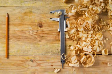 Ahşap masa arka plan talaş ile araçlarda bir marangoz. Kopya alanı