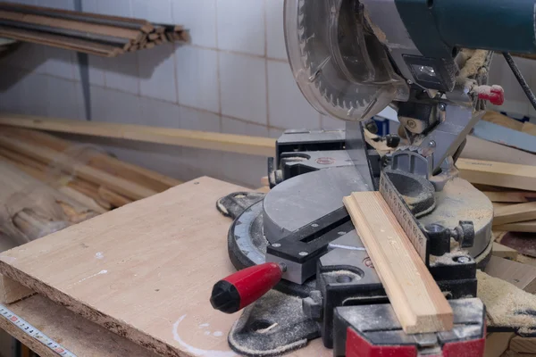 Herramientas de carpintería sobre mesa de madera con serrín. Sierra circular. — Foto de Stock