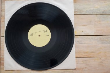 Vinil kaydı kopya alanı önünde bir koleksiyon Albümler kukla başlıklar, vintage süreci ile