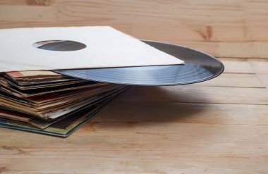 Vinil kaydı kopya alanı önünde bir koleksiyon Albümler kukla başlıklar, vintage süreci ile