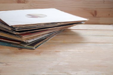 Vinil kaydı kopya alanı önünde bir koleksiyon Albümler kukla başlıklar, vintage süreci ile