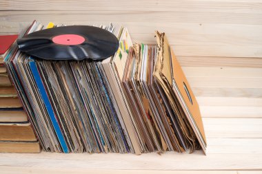 Görüntü eski vinil topluluğu tarz retro ahşap arka plan üzerinde kollu LP kayıt. Üstten Görünüm. Kopya alanı