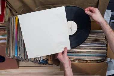 Görüntü eski vinil topluluğu tarz retro ahşap arka plan üzerinde kollu LP kayıt. Vinil kayıtları toplama tarama. Müzik arka plan. Kopya alanı
