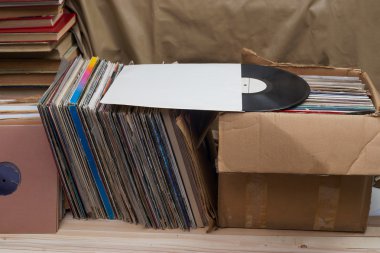Görüntü eski vinil topluluğu tarz retro ahşap arka plan üzerinde kollu LP kayıt. Vinil kayıtları toplama tarama. Müzik arka plan. Kopya alanı
