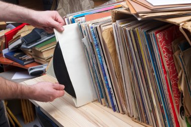 Görüntü eski vinil topluluğu tarz retro ahşap arka plan üzerinde kollu LP kayıt. Vinil kayıtları toplama tarama. Müzik arka plan. Kopya alanı