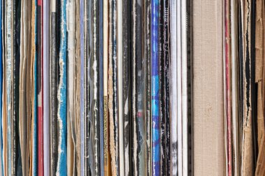 Görüntü eski vinil topluluğu tarz retro ahşap arka plan üzerinde kollu LP kayıt. Kopya alanı
