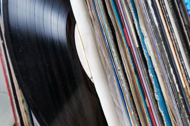 Görüntü eski vinil topluluğu tarz retro ahşap arka plan üzerinde kollu LP kayıt. Kopya alanı