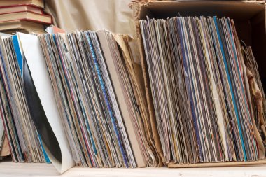 Görüntü eski vinil topluluğu tarz retro ahşap arka plan üzerinde kollu LP kayıt. Vinil kayıtları toplama tarama. Müzik arka plan. Kopya alanı