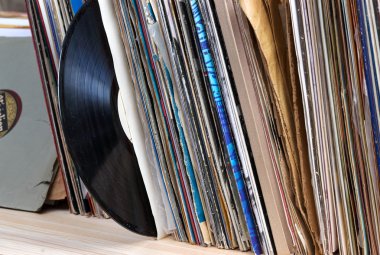 Görüntü eski vinil topluluğu tarz retro ahşap arka plan üzerinde kollu LP kayıt. Vinil kayıtları toplama tarama. Müzik arka plan. Kopya alanı