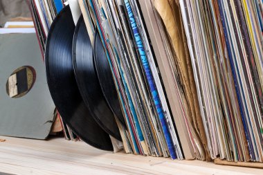 Görüntü eski vinil topluluğu tarz retro ahşap arka plan üzerinde kollu LP kayıt. Kopya alanı