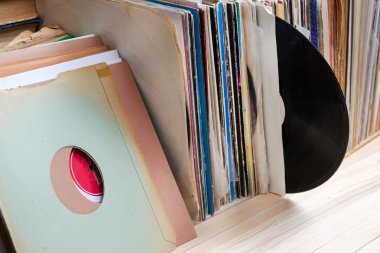 Görüntü eski vinil topluluğu tarz retro ahşap arka plan üzerinde kollu LP kayıt. Vinil kayıtları toplama tarama. Müzik arka plan. Kopya alanı