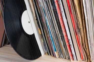 Görüntü eski vinil topluluğu tarz retro ahşap arka plan üzerinde kollu LP kayıt. Vinil kayıtları toplama tarama. Müzik arka plan. Kopya alanı