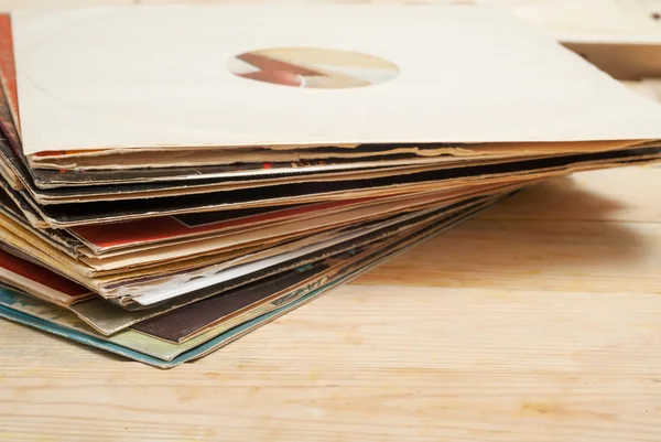 Gravação de vinil com espaço de cópia na frente de uma coleção álbuns títulos fictícios, processo vintage — Fotografia de Stock
